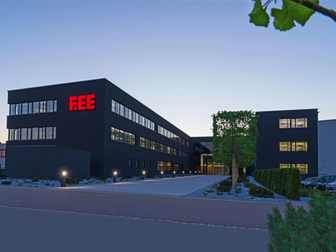 F.EE Gebäude Zentrale bei Dämmerung