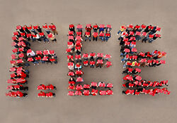F.EE Logo aus Mitarbeitern gebildet und von oben fotografiert