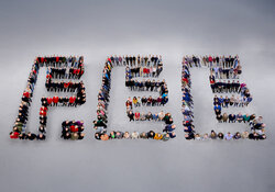 F.EE Logo aus Mitarbeitern gebildet und von oben fotografiert